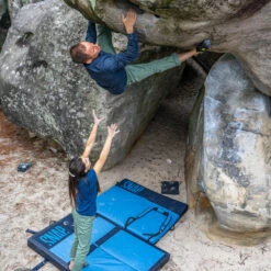 Snap Climbing Hip Crash Pad -Edelrid Shop snap crash pads bounce bleu action 2